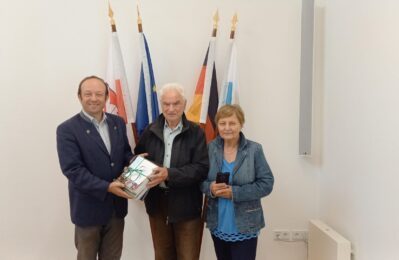 Gruppenfoto bei Spendenübergabe