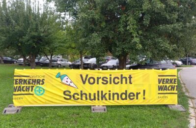 Großbanner an der Straßkirchner Schule
