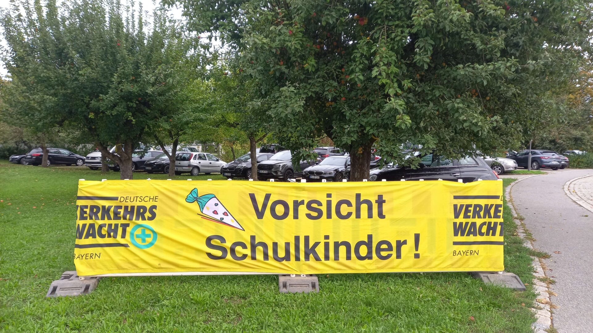 Großbanner an der Straßkirchner Schule