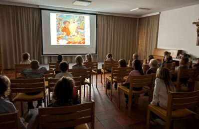 Im Bilderbuchkino sahen die Kinder die Bilder des Buches auf einer Leinwand und der Text wird vorgelesen.