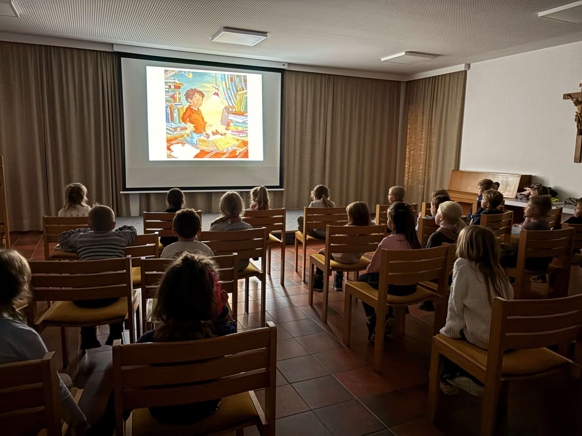 Im Bilderbuchkino sahen die Kinder die Bilder des Buches auf einer Leinwand und der Text wird vorgelesen.