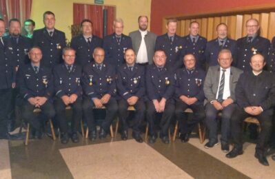 Die ausgezeichneten Feuerwehrdienstleistenden mit den Ehrengästen und der jeweiligen Feuerwehrführung