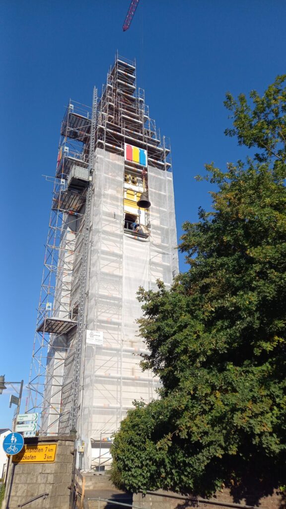 Der Straßkirchner Kirchturm St. Stephanus beim Einheben der historischen Glocke