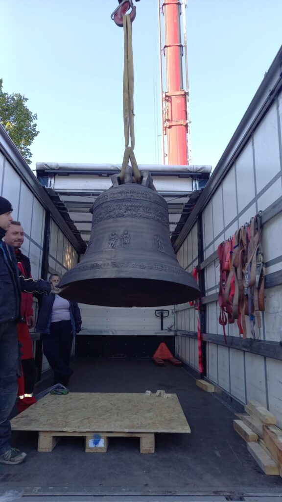 Die Glocke hatte genau an der Stelle mit den schönsten figürlichen Darstellungen u.a. einen Riss, welcher von der Insbrucker Firma fachmännische renoviert wurde, wie der Fachmann der Regensburg Glocken- und Turmuhrenfirma Rauscher den Zuschauern des Ereignisses plakativ erklärte