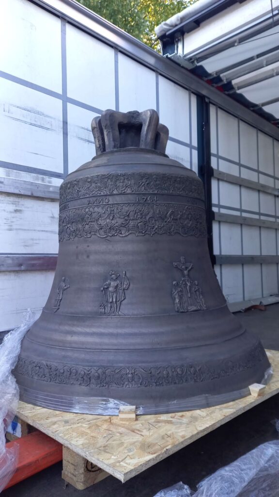 Die wunderschönen Verzierungen der ältesten Straßkirchner Glocke lassen nach Jahrhunderten den Betrachter vor der Handwerkskunst der Straubinger Glockengießer im 18. Jahrhundert noch erstaunen. Die Renovierung war dringend nötig und lässt den Glanz der wunderschönen Glocke auch nach fast 300 Jahren voll erstrahlen.