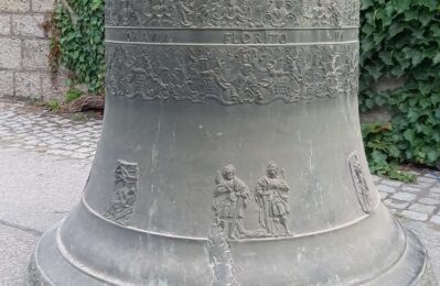 Der schwerwiegendste Schaden der Glocke aus dem Jahr 1764 – hier im Bild bei der Abnahme – konnte in Innsburck mit höchster handwerklicher Kunstfertigkeit und Wiederherstellung der hohen klanglichen Glockenqualität behoben werden.