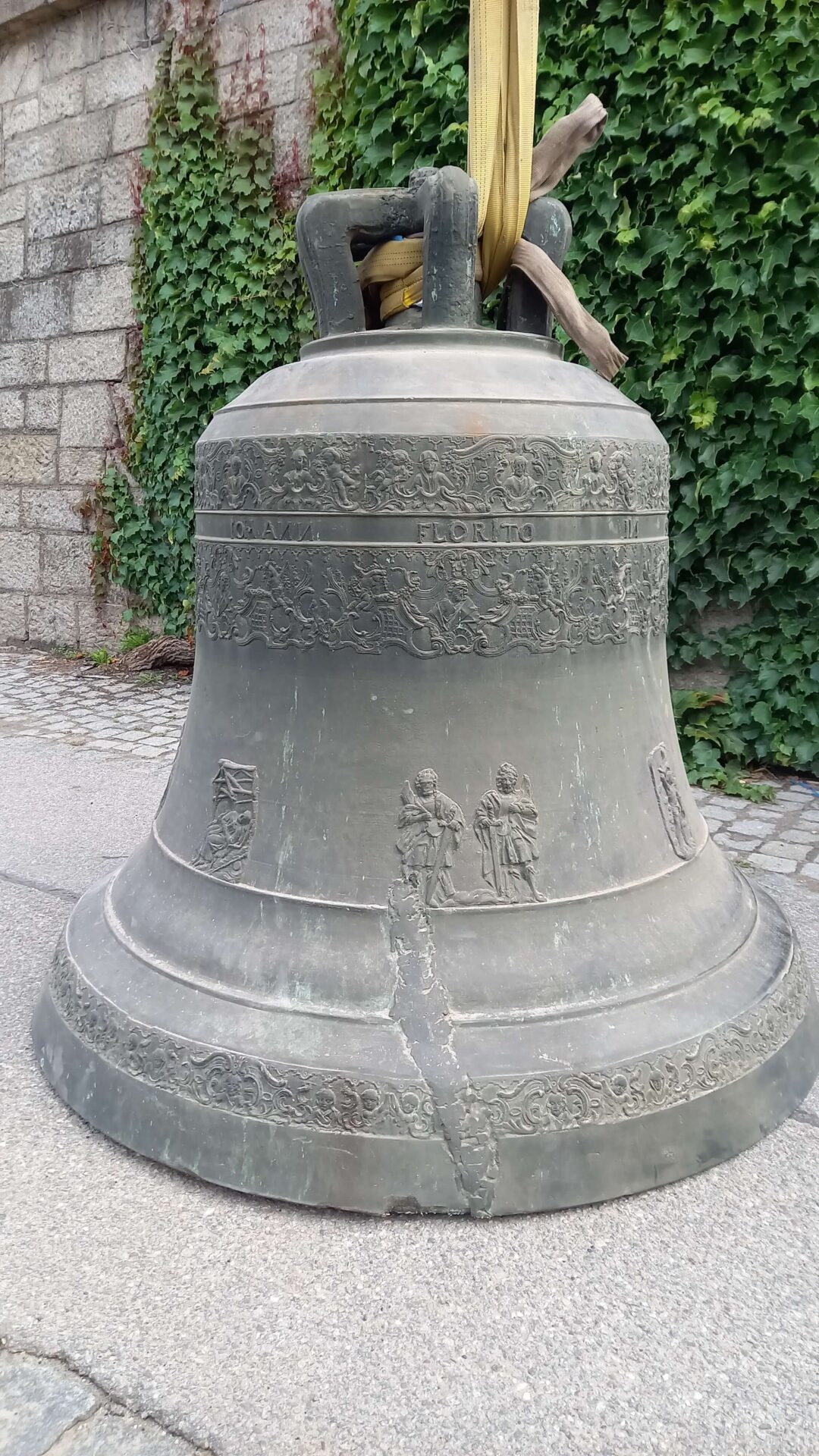 Der schwerwiegendste Schaden der Glocke aus dem Jahr 1764 – hier im Bild bei der Abnahme – konnte in Innsburck mit höchster handwerklicher Kunstfertigkeit und Wiederherstellung der hohen klanglichen Glockenqualität behoben werden.