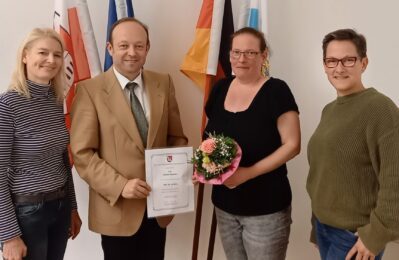 Gruppenfoto bei Urkundenübergabe