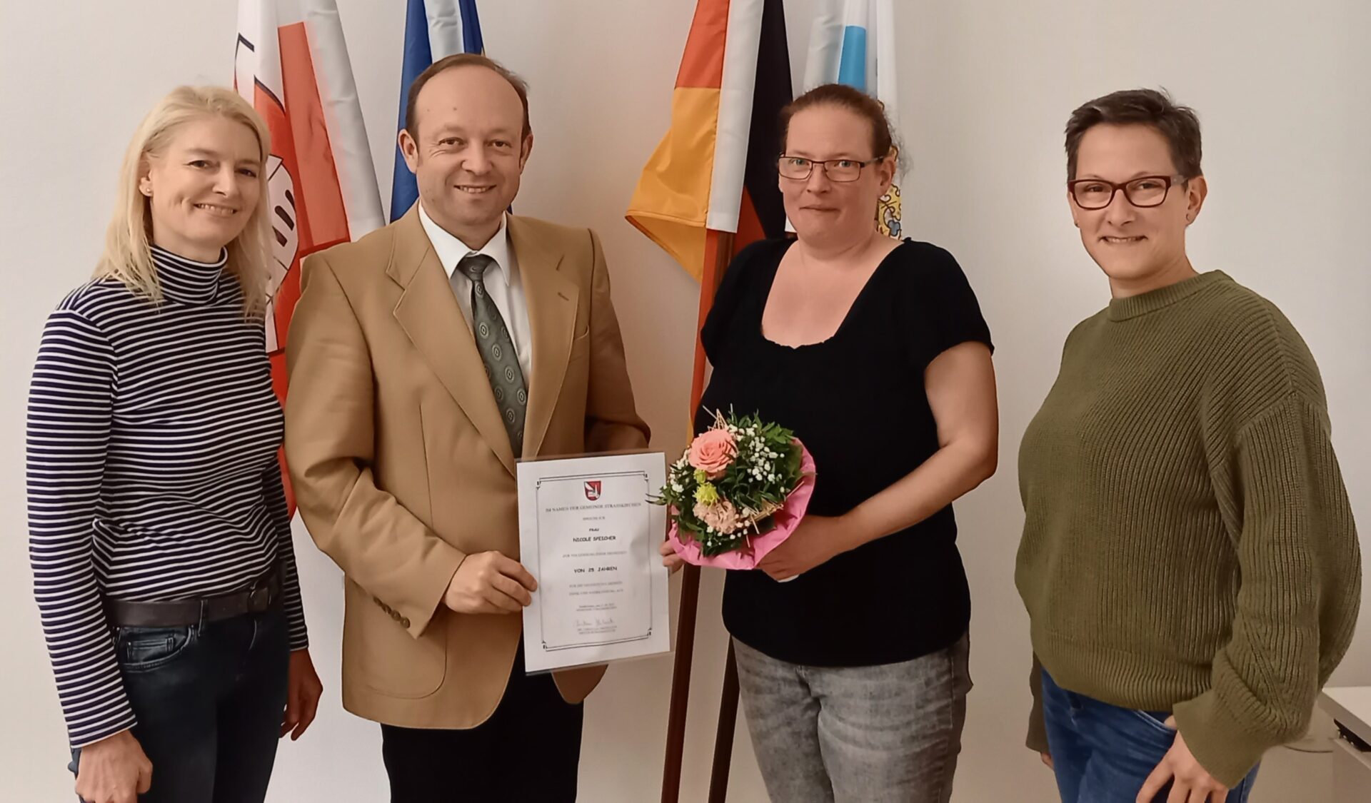 Gruppenfoto bei Urkundenübergabe