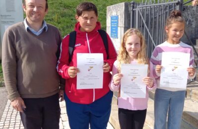 Ein Wissenswettbewerb wurde auch dieses Jahr beim 20. Straßkirchner „Tag der Jugend“ durchgeführt: Bürgermeister Christian Hirtreiter und die Sieger des Wissenswettbewerbs von rechts: Lena Olbrisch, Amalia Maierle und Sebastian Ebner