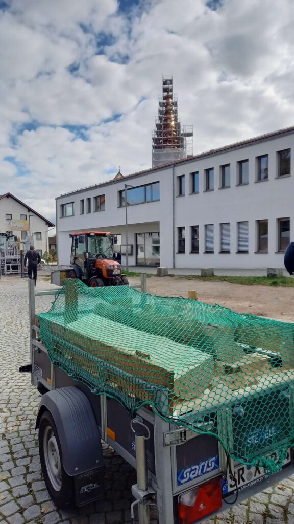 Autoanhänger mit Holz