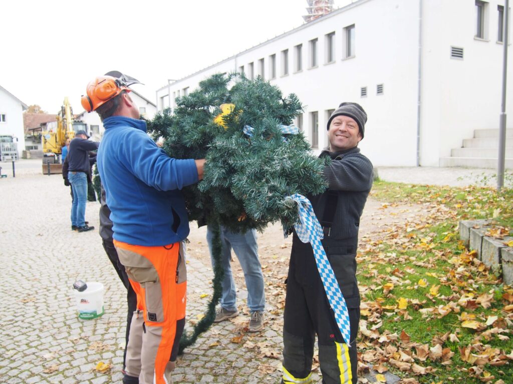 2 Personen beim Maibaumumlegen