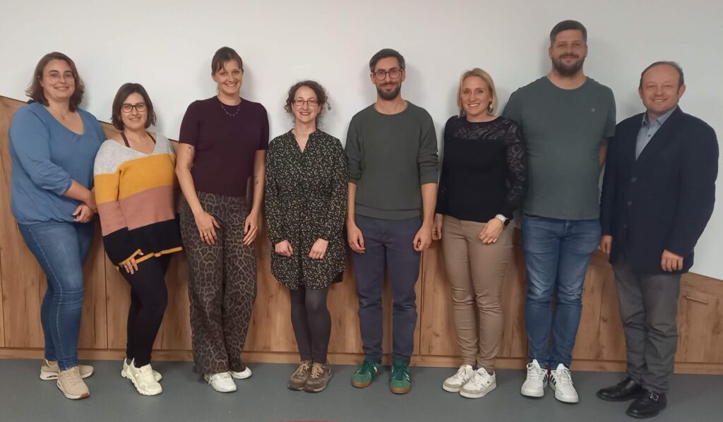 Foto von links die neuen Kindergartenelternbeiratsmitglieder mit der Kindergartenleitung des Kindergarten St. Elisabeth: Lorena Heindl, Maxine Schiessl, Wenke Kiendl, Martina Wagner, Tobias Grotz, Kindergartenleitung Steffi Ringlstetter, Andreas Schambeck und Bürgermeister Christian Hirtreiter