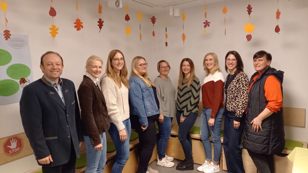 Foto von rechts die neuen Kindergartenelternbeiratsmitglieder mit der Kindergartenleitung des inklusiven Kindergarten St. Martin: Sandra Inhofer, Sandra Ertl (1. Vorsitzende), Verena Müller, Ramona Baumann, Bianca Kinzkofer, Andrea Herler, Martina Ettl, Regina Hackl und Bürgermeister Christian Hirtreiter