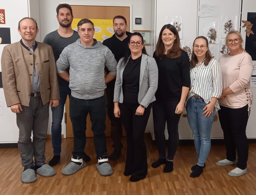 Foto von rechts die neuen Kinderkrippenelternbeiratsmitglieder mit der Kindergartenleitung der Kinderkrippe St. Martin: Susanne Mahal (Krippenleitung) , Julia Schwarz, Sandra Hilmer, Nicole Greil, Sandro Beisl, Alessandro Baumann (Beiratsvorsitzender), Simon Hager und Bürgermeister Christian Hirtreiter