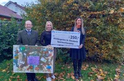 Foto: Kindergartenleiterin Steffi Ringlstetter, Stefanie Hilmer (re.) und Bürgermeister Christian Hirtreiter bei der Spendenübergabe
