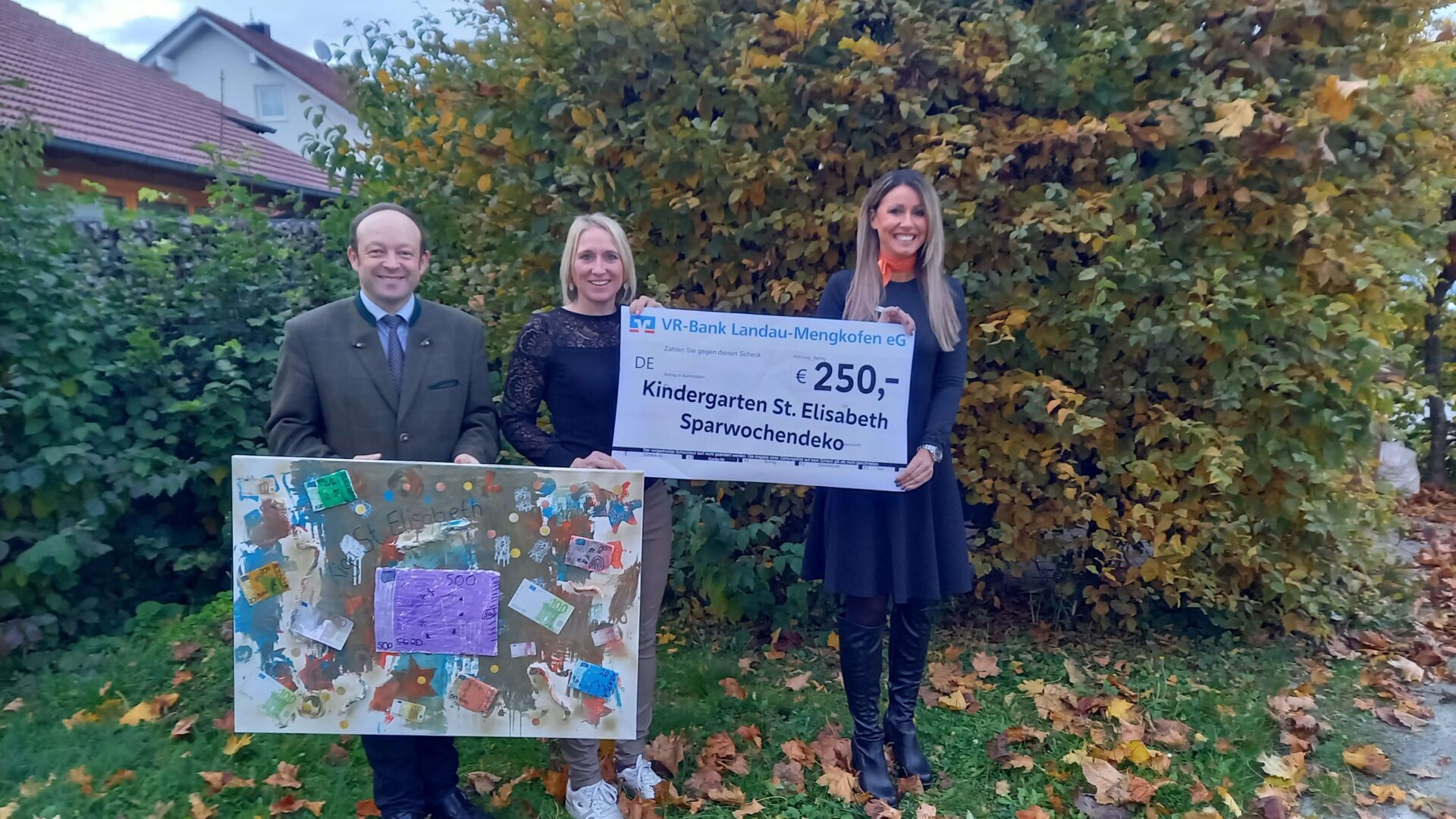 Foto: Kindergartenleiterin Steffi Ringlstetter, Stefanie Hilmer (re.) und Bürgermeister Christian Hirtreiter bei der Spendenübergabe