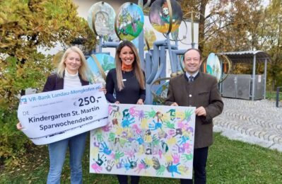 Foto: Stefanie Hilmer (Bildmitte), Kindergartenleiterin Regina Hackl (li.) Bürgermeister Christian Hirtreiter bei der Spendenübergabe
