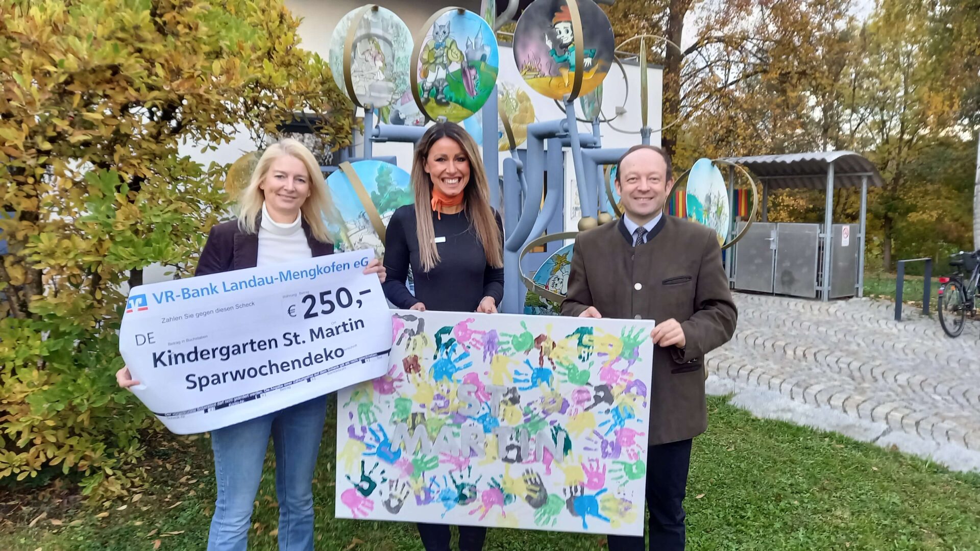 Foto: Stefanie Hilmer (Bildmitte), Kindergartenleiterin Regina Hackl (li.) Bürgermeister Christian Hirtreiter bei der Spendenübergabe