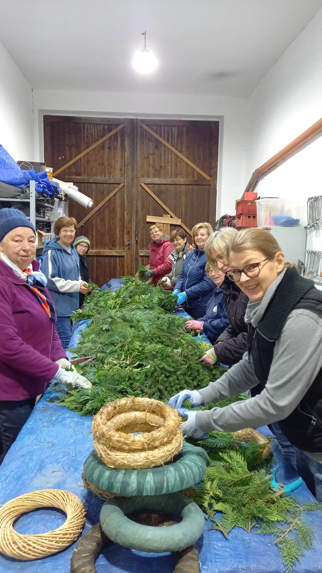 Viele Fleißige Hände waren beim Kranzbinden aktiv
