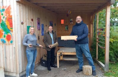 Das Amt für Ländliche Entwicklung, Sven Päplow, führte eine Vor-Ort-Begutachtung des Straßkirchner Kunstprojekts durch: von rechts: Sven Päplow (ALE), Bürgermeister Christian Hirtreiter und Kindergartenleiterin Steffi Ringlstetter bei der Darstellung der Kreativitätsangebote