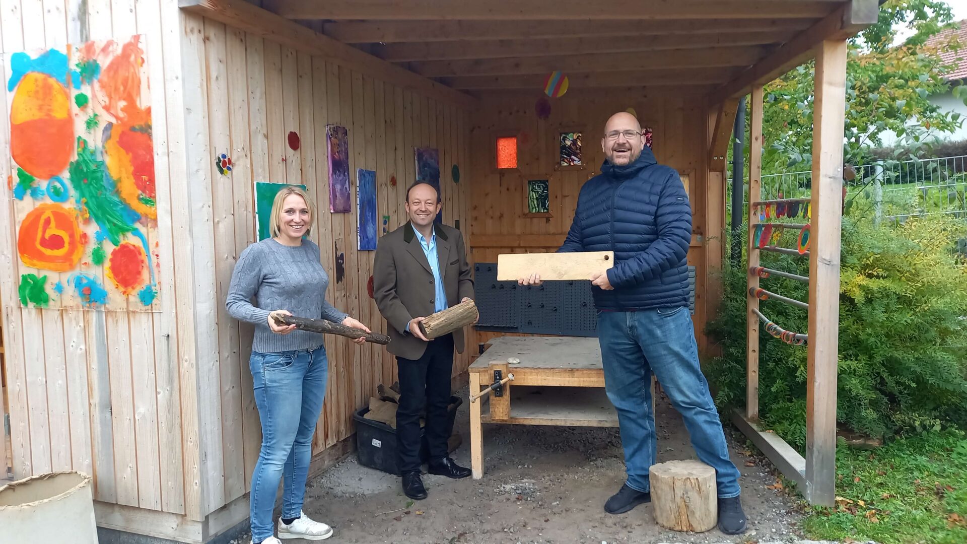 Das Amt für Ländliche Entwicklung, Sven Päplow, führte eine Vor-Ort-Begutachtung des Straßkirchner Kunstprojekts durch: von rechts: Sven Päplow (ALE), Bürgermeister Christian Hirtreiter und Kindergartenleiterin Steffi Ringlstetter bei der Darstellung der Kreativitätsangebote