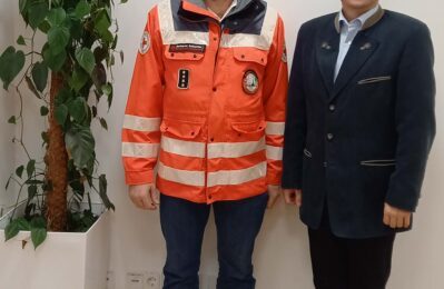 BRK-Bereitschaftsleiter Sebastian Berberich und Bürgermeister Christian Hirtreiter beim Austausch