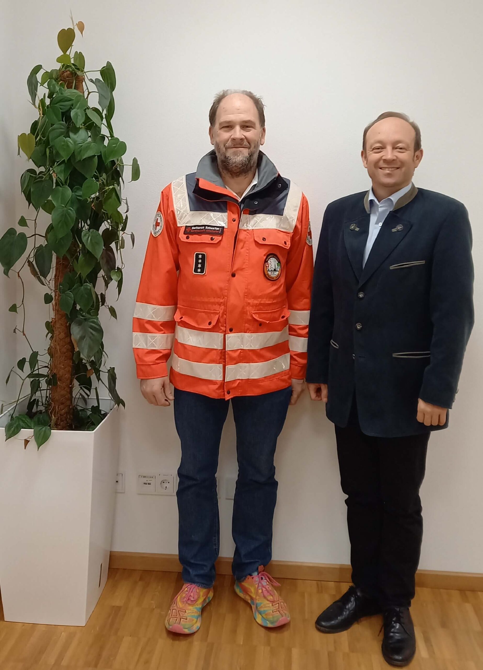 BRK-Bereitschaftsleiter Sebastian Berberich und Bürgermeister Christian Hirtreiter beim Austausch