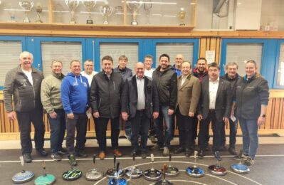 Die Mannschaftsführer der teilnehmenden Schützen mit Vorstand Josef Maier (li.) und den Bürgermeistern der ILE-Gäuboden: Ewald Seifert (5. Vo.li.), Josef Moll (7.vo.li.), Adalbert Hösl (7.vo.re.), Dr. Christian Hirtreiter (5.vo.re.) und Alfons Neumeier (3.vo.re.).