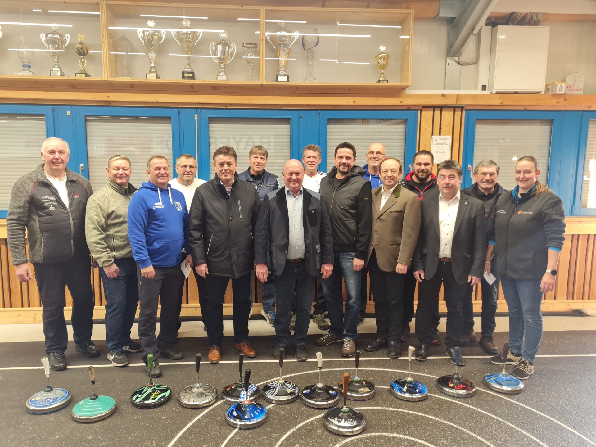 Die Mannschaftsführer der teilnehmenden Schützen mit Vorstand Josef Maier (li.) und den Bürgermeistern der ILE-Gäuboden: Ewald Seifert (5. Vo.li.), Josef Moll (7.vo.li.), Adalbert Hösl (7.vo.re.), Dr. Christian Hirtreiter (5.vo.re.) und Alfons Neumeier (3.vo.re.).