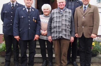 Von rechts Die Beteiligten freuten sich über das finalisierte seniorengerechte Angebot in der Rosenstraße beim „Spielplatz der Gemeinschaft“: von rechts: Benedikt Kerl (Bauhof Straßkirchen), Tanja Kaiser und Caroline von der Sitt (Compassio Wohnanlage Birkenstraße) und Bürgermeister Christian Hirtreiter