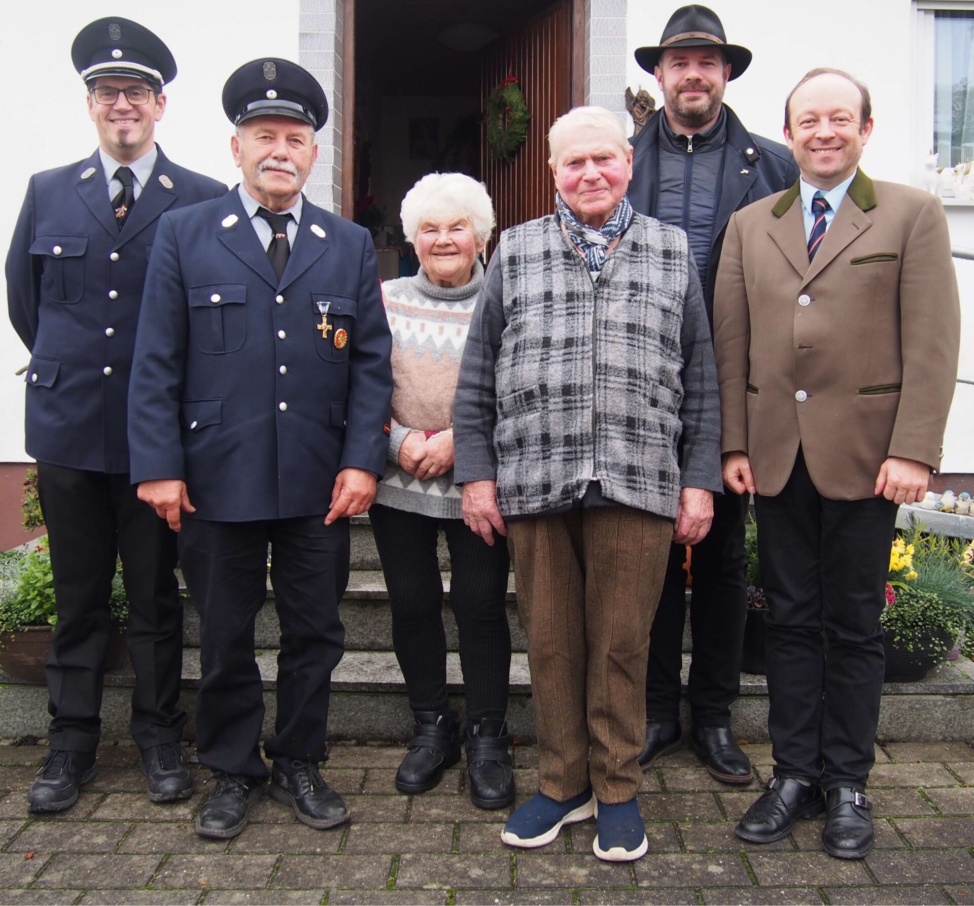 Von rechts Die Beteiligten freuten sich über das finalisierte seniorengerechte Angebot in der Rosenstraße beim „Spielplatz der Gemeinschaft“: von rechts: Benedikt Kerl (Bauhof Straßkirchen), Tanja Kaiser und Caroline von der Sitt (Compassio Wohnanlage Birkenstraße) und Bürgermeister Christian Hirtreiter