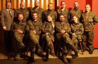 Bild: Bürgermeister Christian Hirtreiter mit Angehörigen des Sanitätslehrregiments und ihrem Kompaniechef Hauptmann Jürgen Guttenberger sowie dem Sammelbeauftragten Hauptfeldwebel Udo Rohrbach.