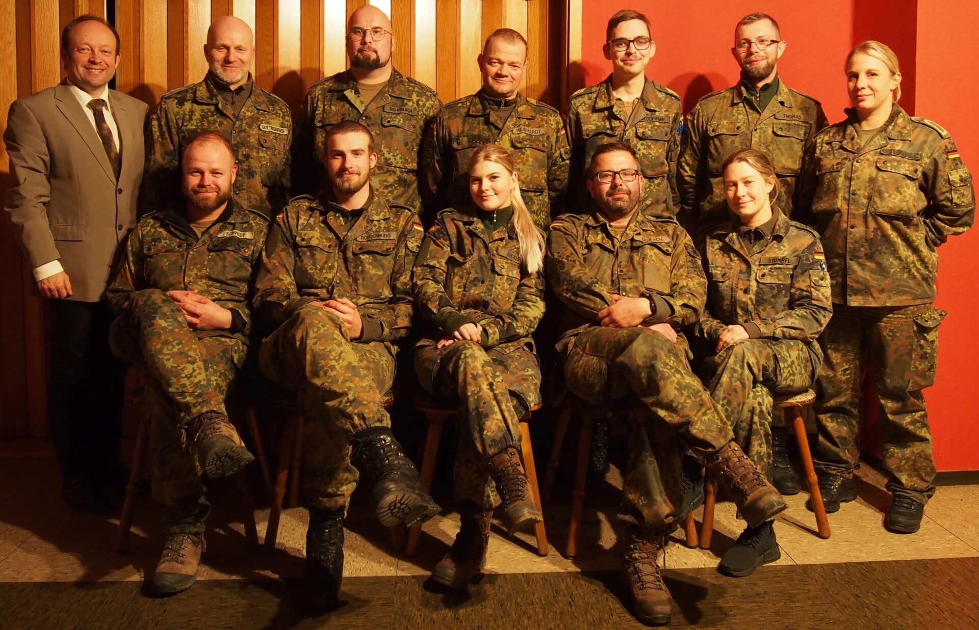 Bild: Bürgermeister Christian Hirtreiter mit Angehörigen des Sanitätslehrregiments und ihrem Kompaniechef Hauptmann Jürgen Guttenberger sowie dem Sammelbeauftragten Hauptfeldwebel Udo Rohrbach.