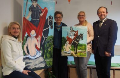 Bürgermeister Christian Hirtreiter mit der Künstlerin Maria Thurner, sowie der Kindergartenleitung des inklusiven Kindergartens St. Martin, Regina Hackl und der Leiterin der Straßkirchner Kinderkrippe, Susanne Mahal