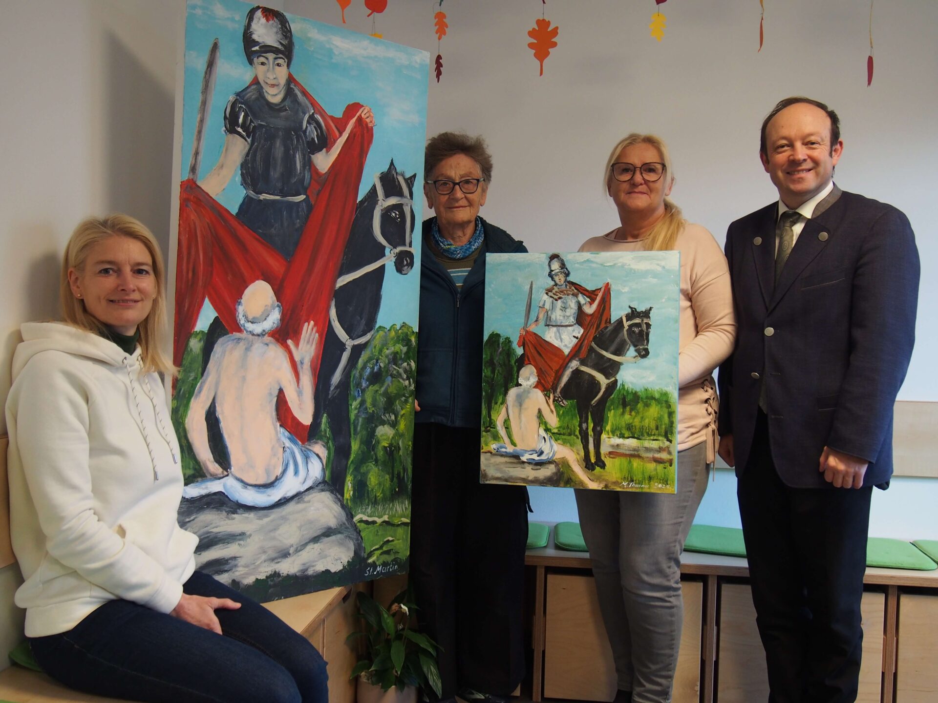 Bürgermeister Christian Hirtreiter mit der Künstlerin Maria Thurner, sowie der Kindergartenleitung des inklusiven Kindergartens St. Martin, Regina Hackl und der Leiterin der Straßkirchner Kinderkrippe, Susanne Mahal