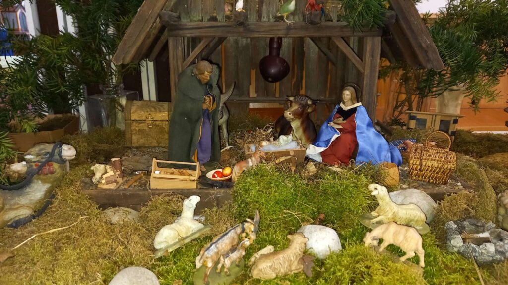 Im Bild eine moderne Tonkrippe von Melissa Faltermeier und ein Ausschnitt aus der historischen Weihnachtskrippe von Heimatschriftsteller Max Peinkofer, die die Künstlerin Maria Thurner erweitert wurde