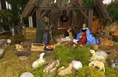 Im Bild eine moderne Tonkrippe von Melissa Faltermeier und ein Ausschnitt aus der historischen Weihnachtskrippe von Heimatschriftsteller Max Peinkofer, die die Künstlerin Maria Thurner erweitert wurde