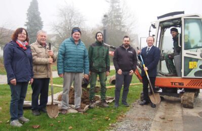 Bauingenieur Rainer Bachmann (3. v. re.) mit den Verantwortlichen des Paitzkofner Dorferneuerungsarbeitskreises und den Vertretern der beteiligten Firma beim der Pflanzung des letzten Strauchs in der Paitzkofner Ortsmitte: von links: Kirchenpflegerin und Gartenbauvereinsvorsitzende Brigitte Kiendl, Arbeitskreisvorsitzender Norbert Kiendl, Erwin Weinzierl, Lorenz Hackl (Fa. Pohl & Schneider) , Rainer Bachmeier (Büro MKS, Ascha), Bürgermeister Christian Hirtreiter und Thomas Sebald ((im Kleinbagger) vom Landschaftsgartenbaubetrieb „Pohl & Schneider“)
