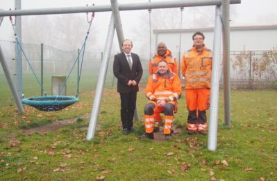 Neue Spielgeräte an der Paitzkofner Straße der Bestimmung übergeben: von rechts: Matthias Kiendl, Ali Mussah, Baufhofleiter Benedikt Kerl und Bürgermeister Christian Hirtreiter