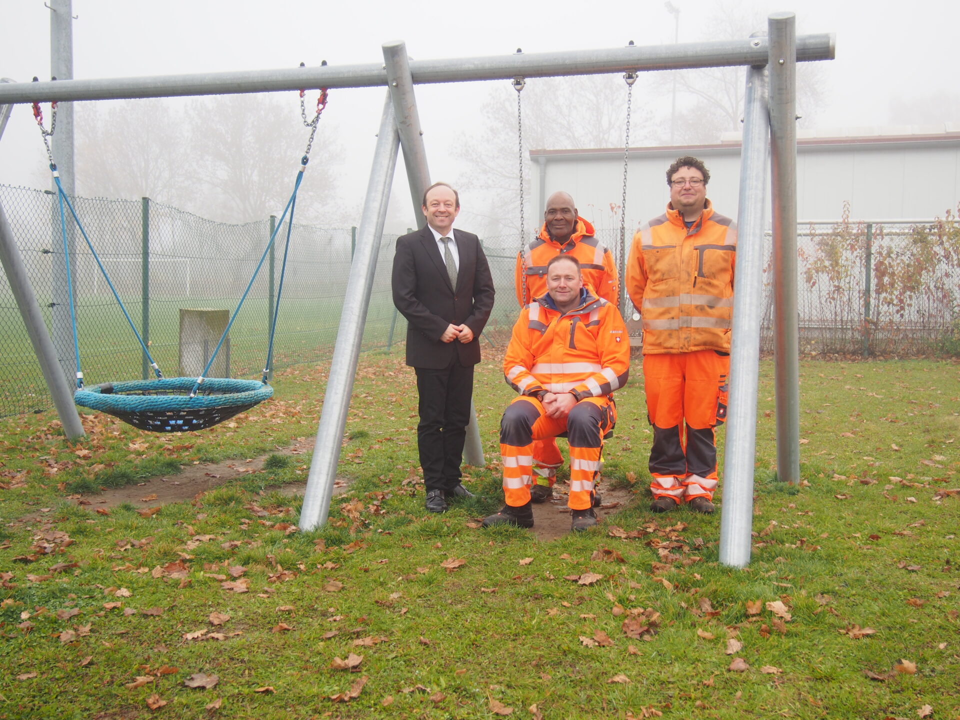 Neue Spielgeräte an der Paitzkofner Straße der Bestimmung übergeben: von rechts: Matthias Kiendl, Ali Mussah, Baufhofleiter Benedikt Kerl und Bürgermeister Christian Hirtreiter