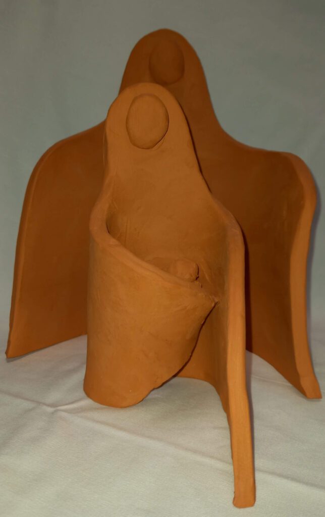 Im Bild eine moderne Tonkrippe von Melissa Faltermeier und ein Ausschnitt aus der historischen Weihnachtskrippe von Heimatschriftsteller Max Peinkofer, die die Künstlerin Maria Thurner erweitert wurde