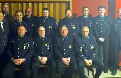 Gruppenbild der geehrten Straßkirchner Feuerwehrmänner bei der Jahreshauptversammlung der Stützpunktfeuerwehr: Von rechts stehend: Kommandant Matthias Michl, Luis Popp, Luis Betzinger, Andreas Muszeika, Markus Gütlhuber, Christoph Lankes, Christian Speckner, Pfarrer Gerhard Pöpperl, Bürgermeister Christian Hirtreiter; Sitzend von rechts: Ehrenkommandant Adolf Hundshammer, Gottfried Dombeck, Georg Muhr, stellv. Kommandant Benedikt Kerl