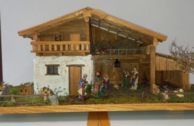 Im Bild eine der ausgestellten Krippen eine niederbayerische Weihnachtskrippe vom Straßkirchner Holzkünstler Christian Speckner, welche aus Recyclingstoffen (u.a. Holz von Einwegmaterial) gestaltet wurde und aufgrund der schönen heimatlichen Szenerie zum Betrachten einlädt