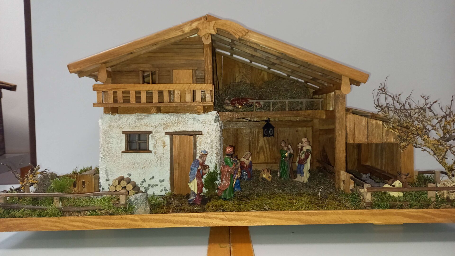 Im Bild eine der ausgestellten Krippen eine niederbayerische Weihnachtskrippe vom Straßkirchner Holzkünstler Christian Speckner, welche aus Recyclingstoffen (u.a. Holz von Einwegmaterial) gestaltet wurde und aufgrund der schönen heimatlichen Szenerie zum Betrachten einlädt