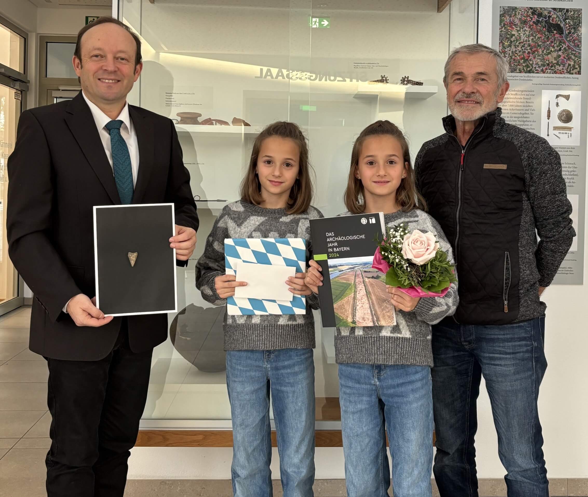 Valentina entdeckt jungsteinzeitliche Pfeilspitze bei Spaziergang