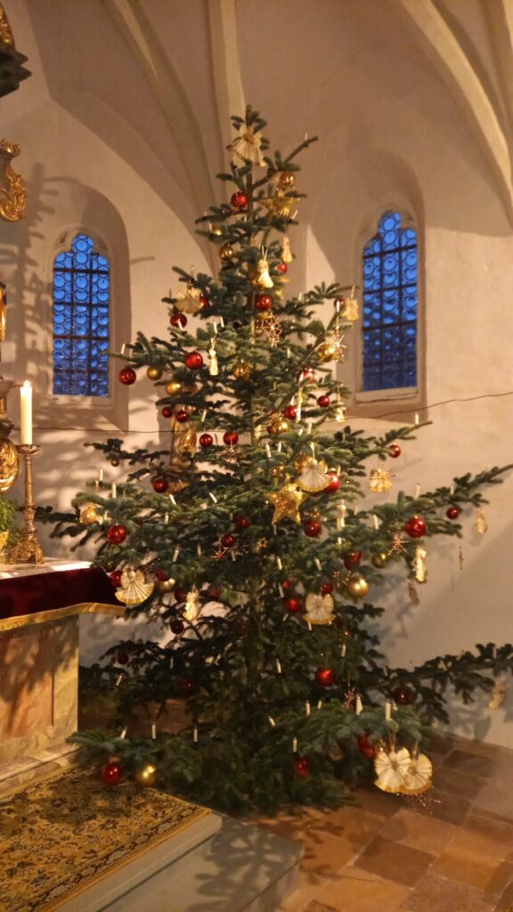 Christbaum in der Kirche