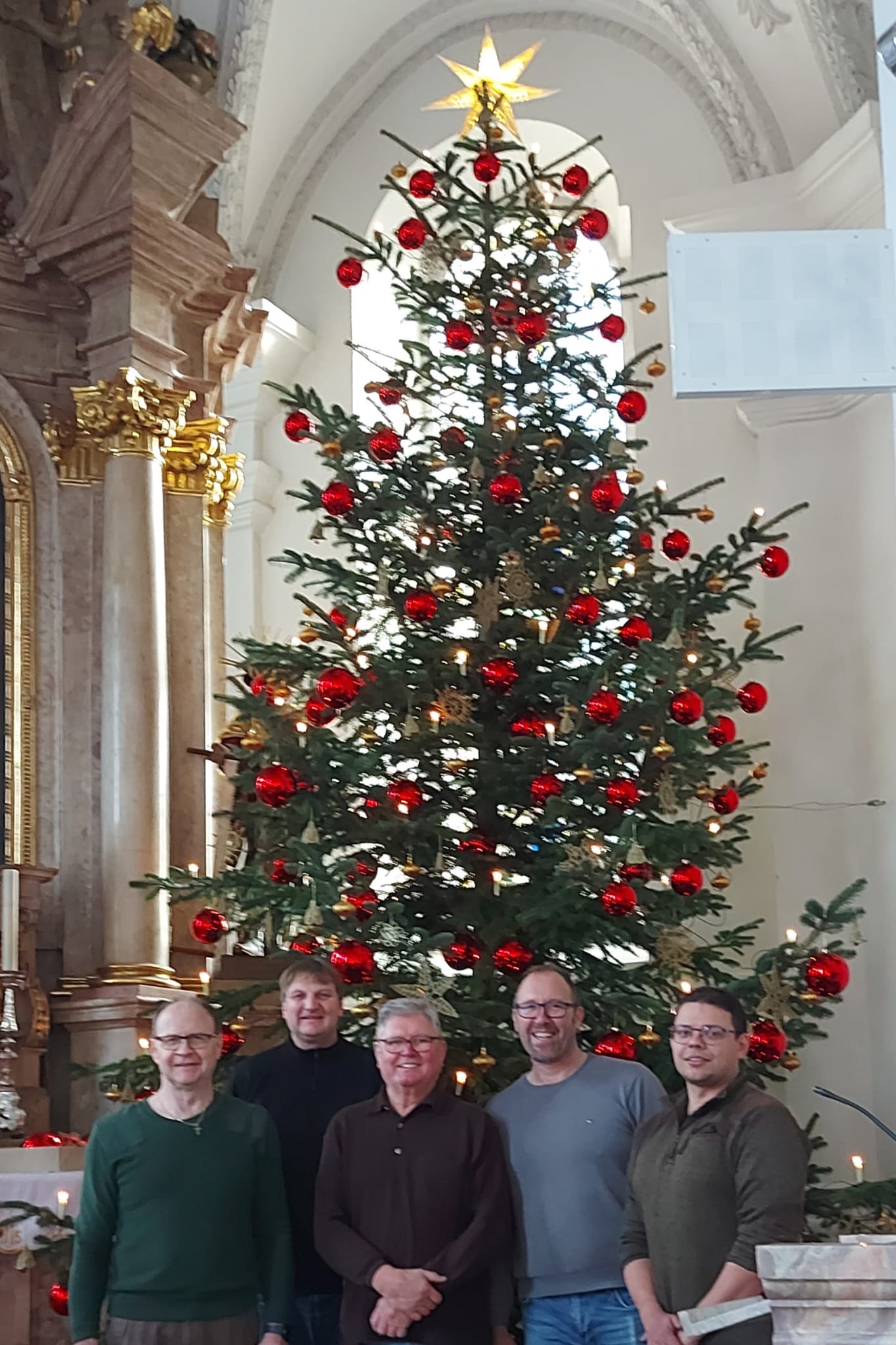 Team vor Christbaum