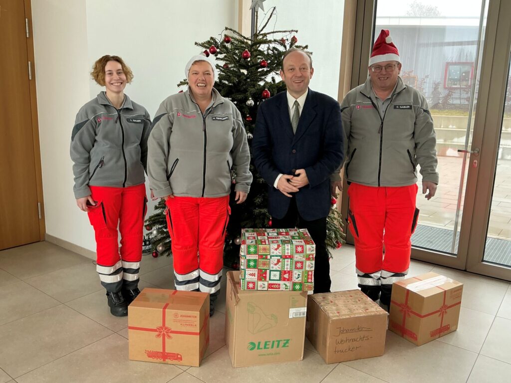 Gruppenfoto mit Geschenken