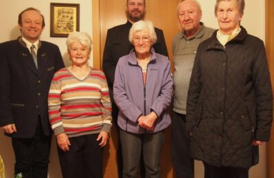 Das Bild zeigt in der Bildmitte Christa Paukner (2. v. re.) im Kreise der Gratulanten: von rechts: Elisabeth Hofmann, Gerhard Puberl, Ingrid Puberl, Pfarrer Gerhard Pöpperl, Jubilarin Christa Paukner und Bürgermeister Christian Hirtreiter